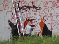 907088 Afbeelding van twee 'street artists' bezig met het maken van het graffitikunstwerk 'Herman van Veen' op de wand ...